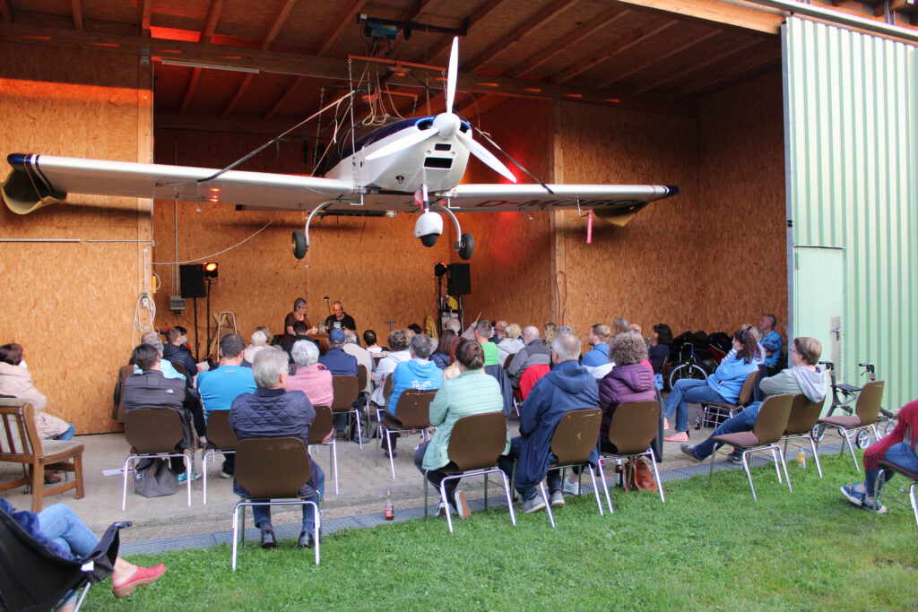 Krimilesung in Hangar 208